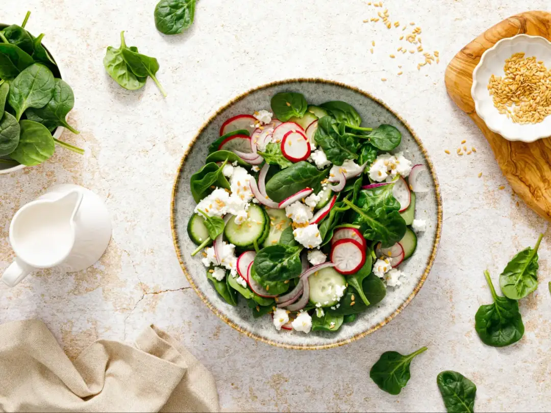 Prosta sałatka warzywna krok po kroku. Zdrowe i pyszne danie w 10 minut