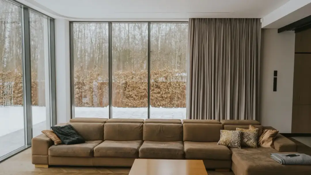 Jakie firany do dwóch okien w salonie? 7 porad eksperta