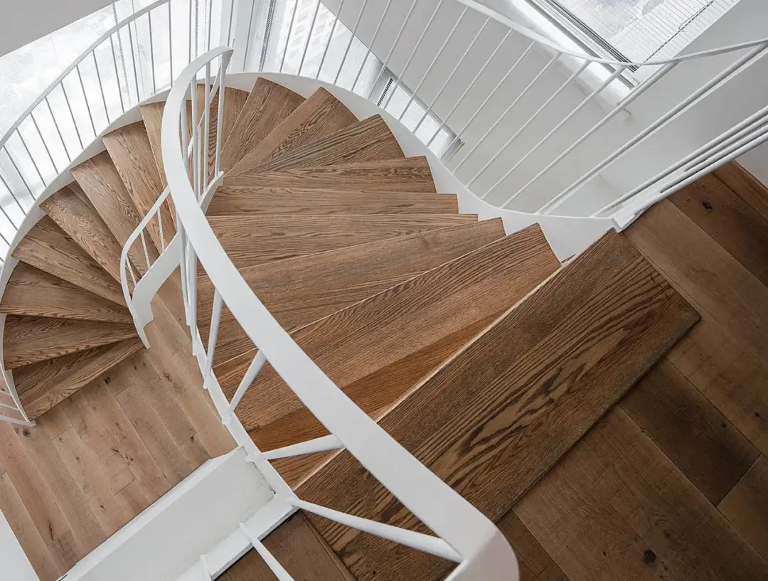 Jak zrobić schody kręcone? Poradnik DIY i analiza kosztów