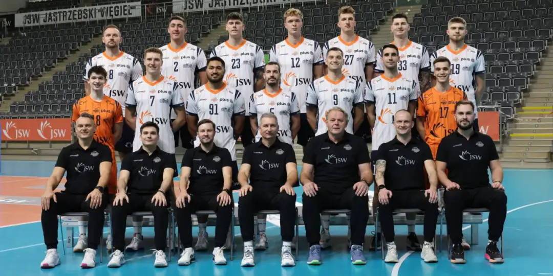 Drużyna siatkarzy JSW Jastrzębski Węgiel pozuje do zdjęcia.