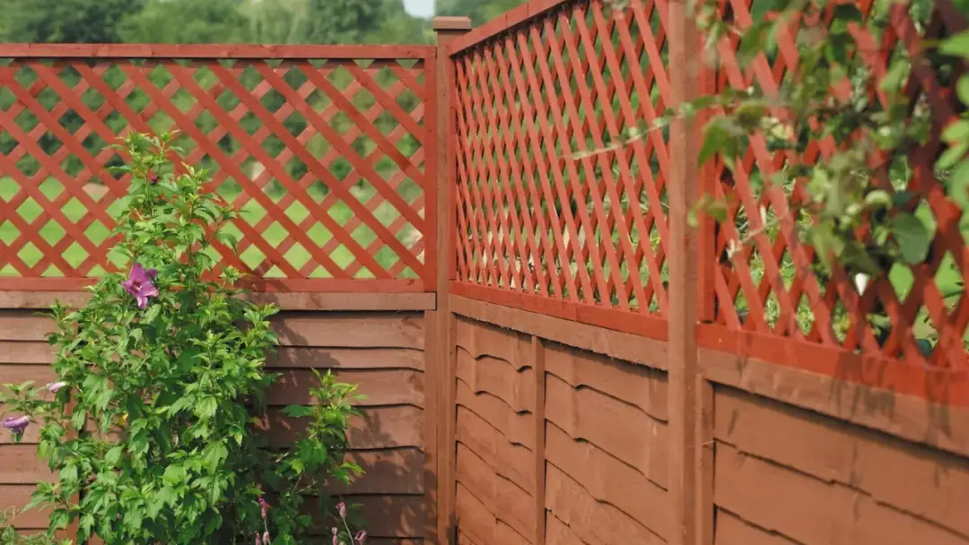 Czym malować sztachety olchowe? Kluczowe techniki i materiały do wyboru