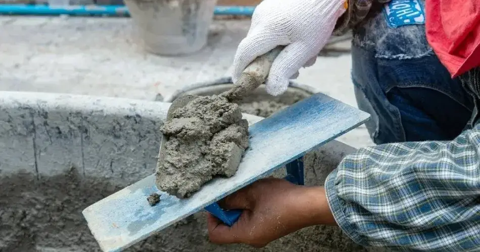 Jaką pacę do zacierania tynku wybrać, by uniknąć błędów?