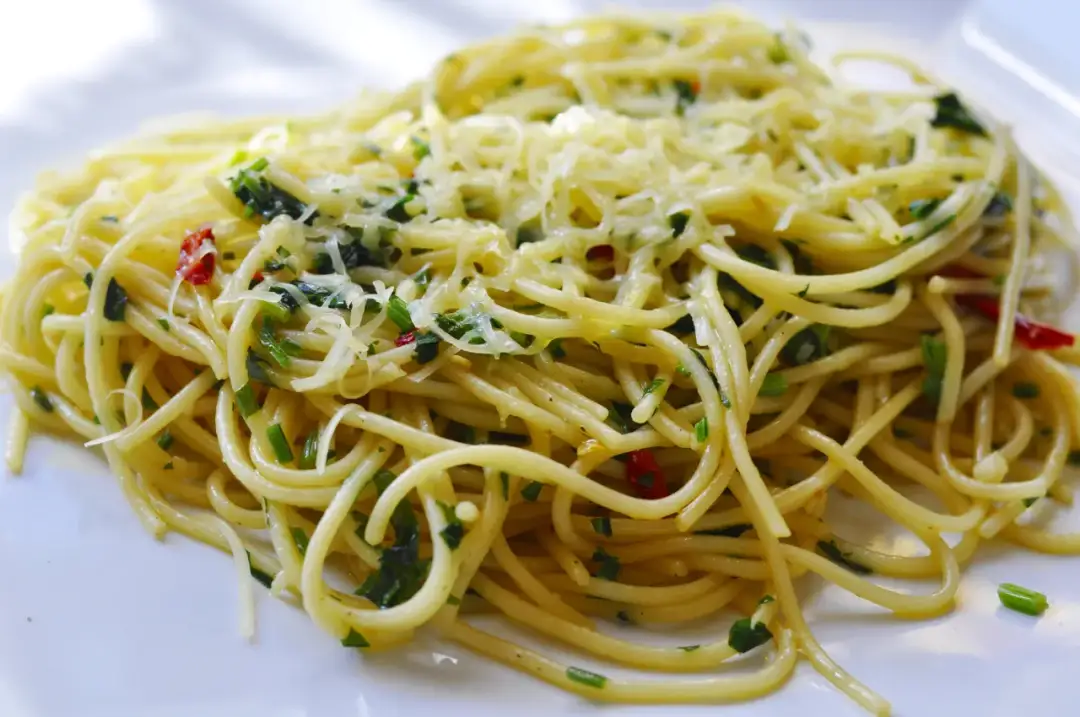 Spaghetti z oliwą i czosnkiem: idealne aglio e olio w 15 minut