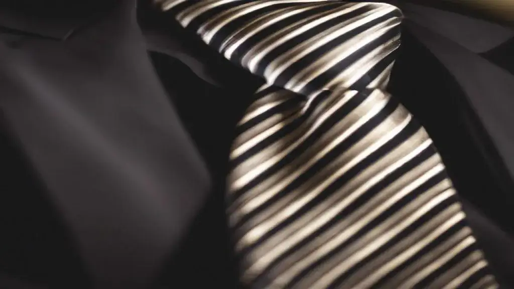 Jaki krawat na pogrzeb? Poznaj kolory, które wyrażają szacunek