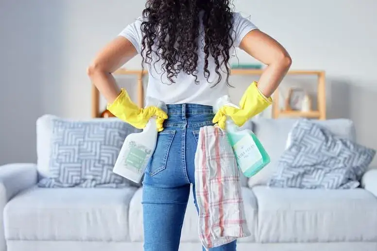 Jak usunąć plamy z tapicerki kanapy domowe sposoby, które działają