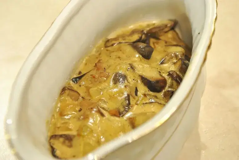 Smakowity sos grzybowy ze śmietaną z mrożonych grzybów | przepis krok po kroku