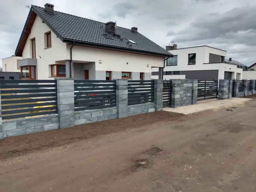 Ogrodzenie panelowe czarne czy grafitowe - które wybrać dla swojego domu?