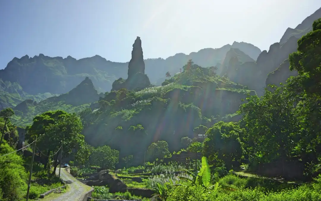Zielone, górzyste krajobrazy Wysp Zielonego Przylądka z charakterystyczną skalną iglicą.