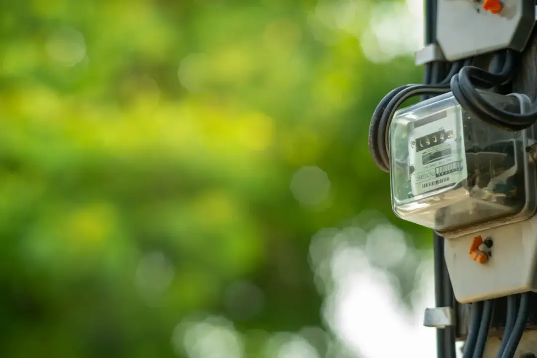 Ile zapłacisz za prąd na poczcie? Poznaj opłaty i alternatywy