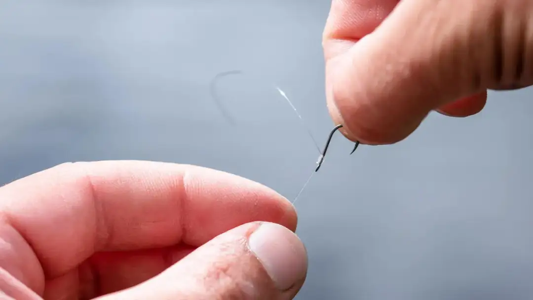Jak zawiązać haczyk na ryby? Opanuj węzły i łów więcej!
