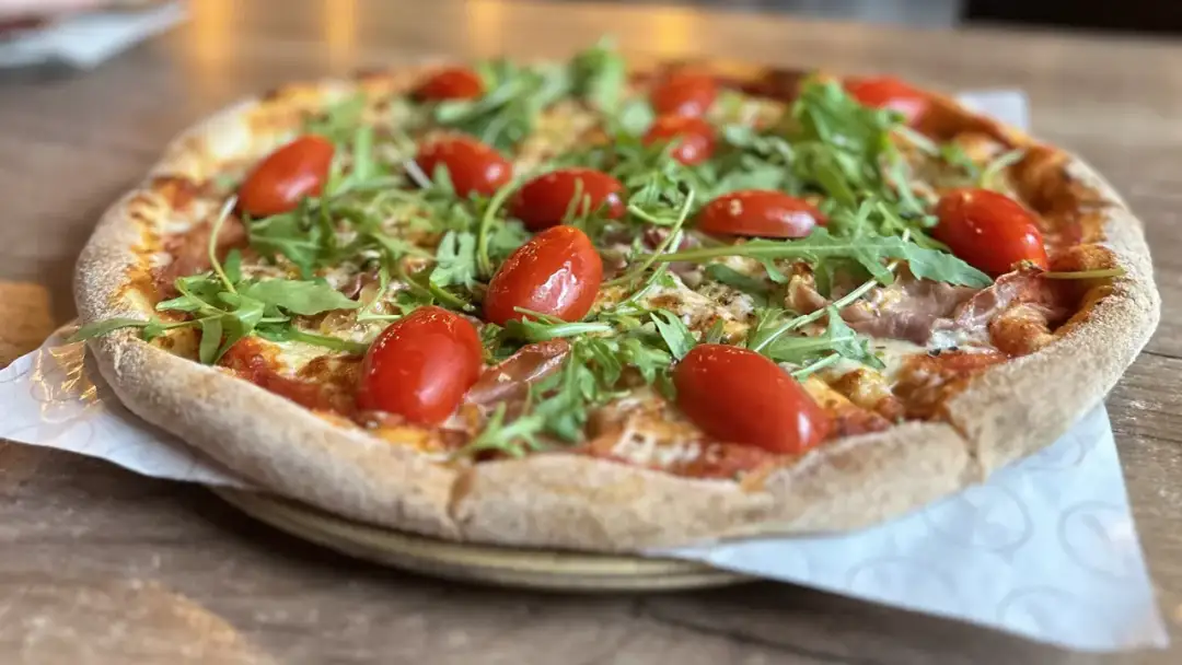 Jak powstała pizza? Odkryj fascynującą historię tej potrawy