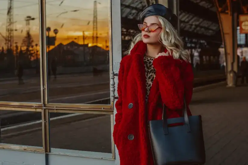 Jaka czapka do czerwonej kurtki? 5 stylowych propozycji