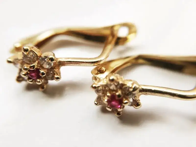 Jakie kolczyki nie uczulają? Najlepsze materiały dla alergików