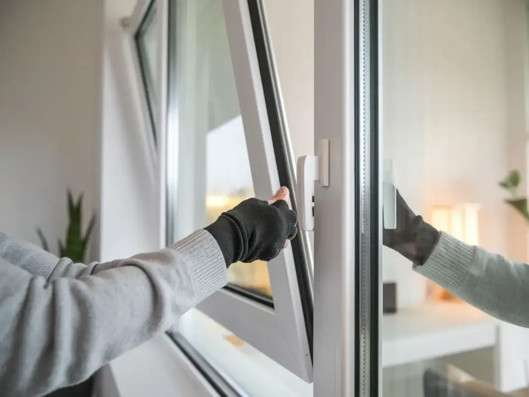 Jak wejść przez uchylone okno: 5 sposobów na skuteczne czyszczenie