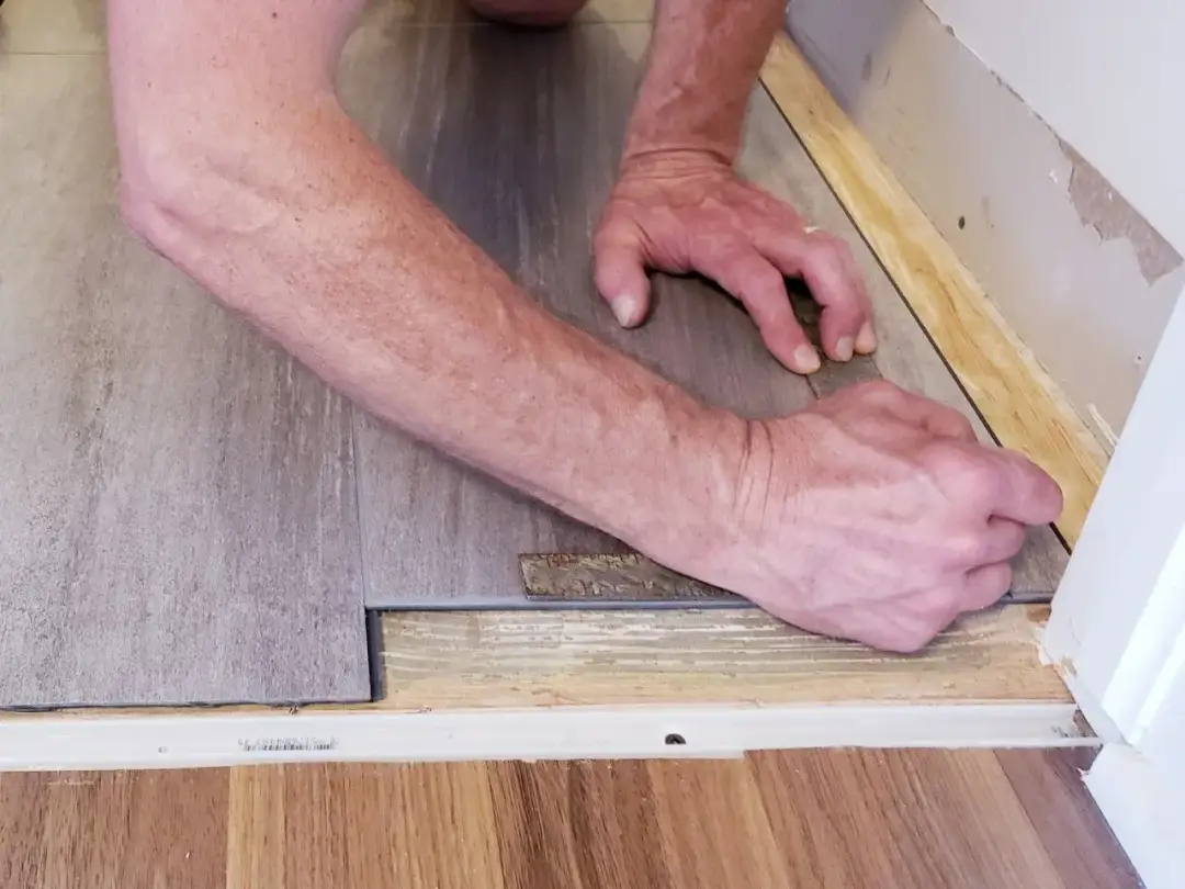 Jak połączyć panele z płytkami bez listwy i uzyskać idealne wykończenie