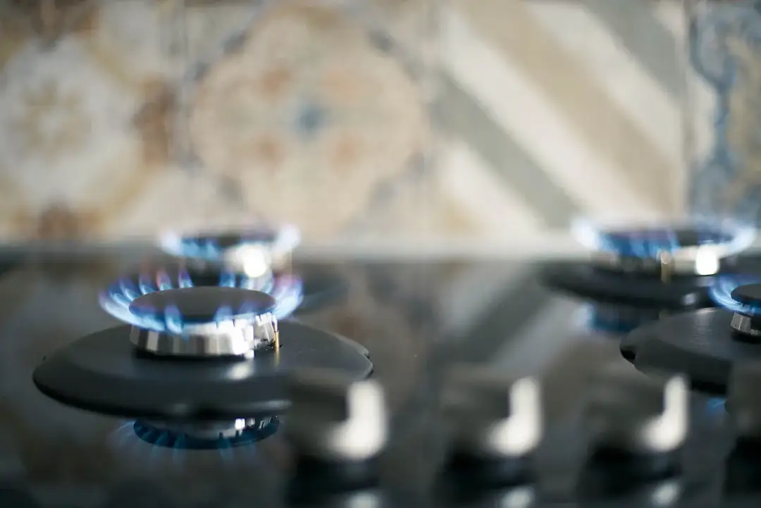 Płomienie palników gazowych. Uważaj, ile ppm tlenku węgla jest szkodliwe, zwłaszcza przy niepełnym spalaniu.