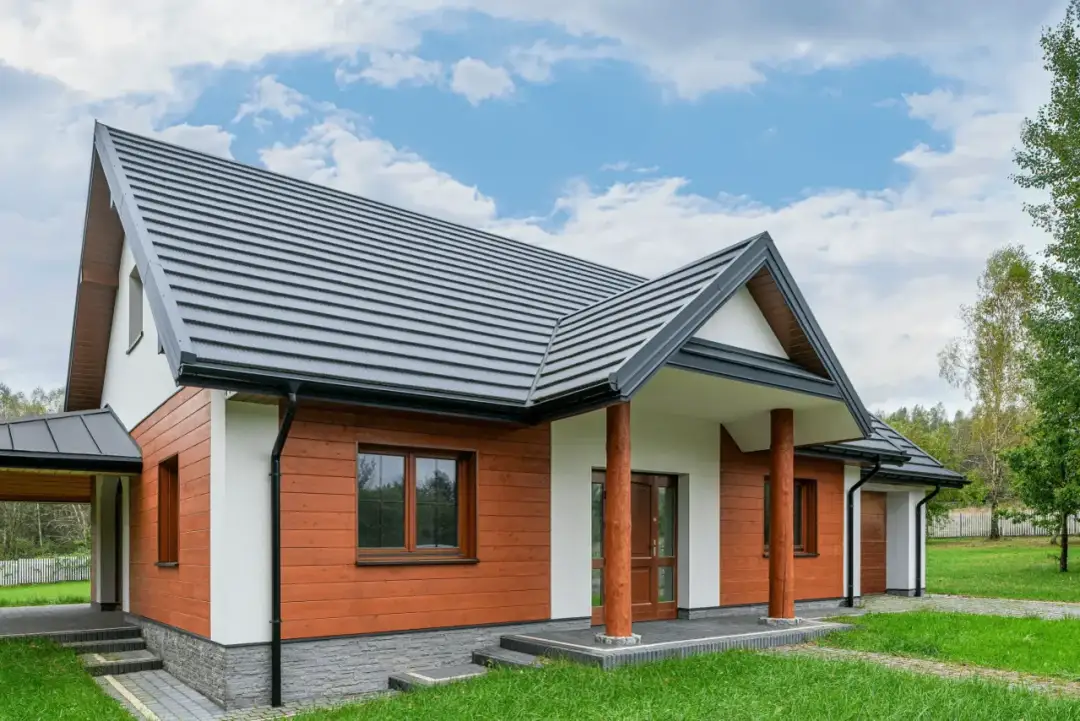 Tania blacha na dach – jakie opcje wybrać i na co zwrócić uwagę?