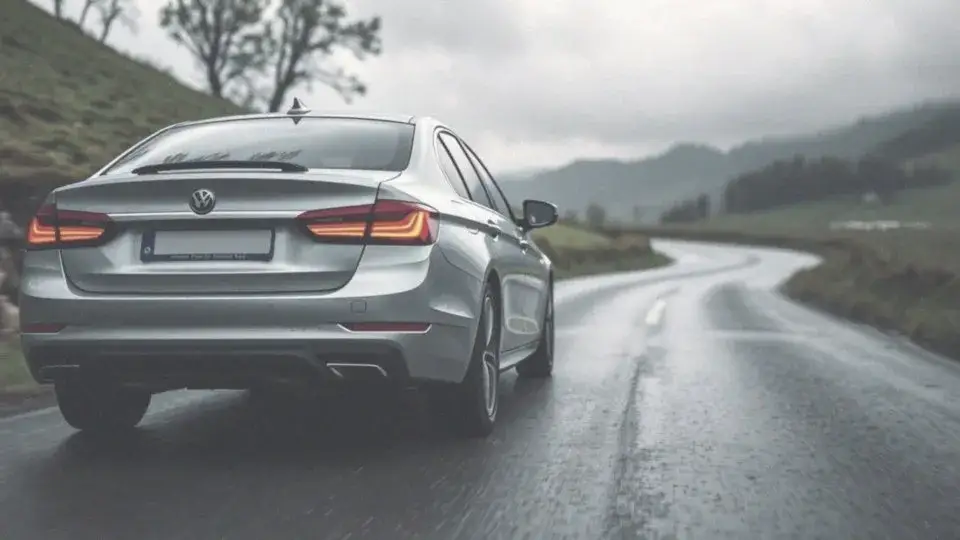 Czy hamowanie silnikiem jest dobre? Odkryj jego zalety i wady