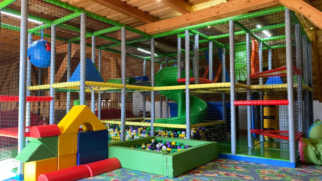 Małpi gaj dla dziecka - bezpieczne place zabaw wspierające rozwój