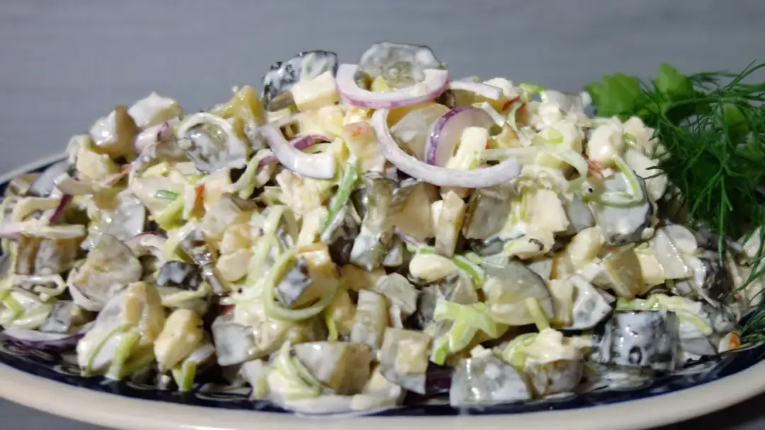 Jak zrobić sałatkę z ogórków kiszonych w 10 minut – prosty przepis