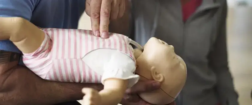 Jak trzymać niemowlaka: 8 kluczowych zasad bezpieczeństwa