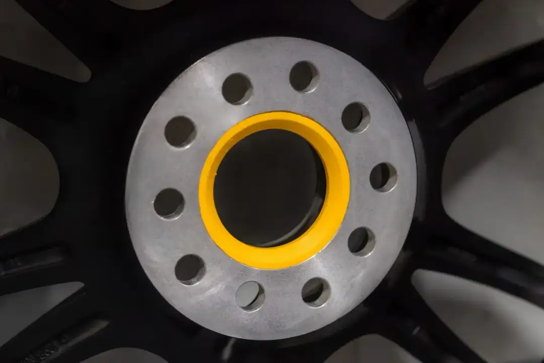 Felga z żółtym pierścieniem centrującym. Problem: za mały otwór centrujący felgi, nie pasuje do piasty.