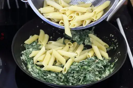 Prosty przepis na wegański makaron ze szpinakiem - szybkie i kremowe danie