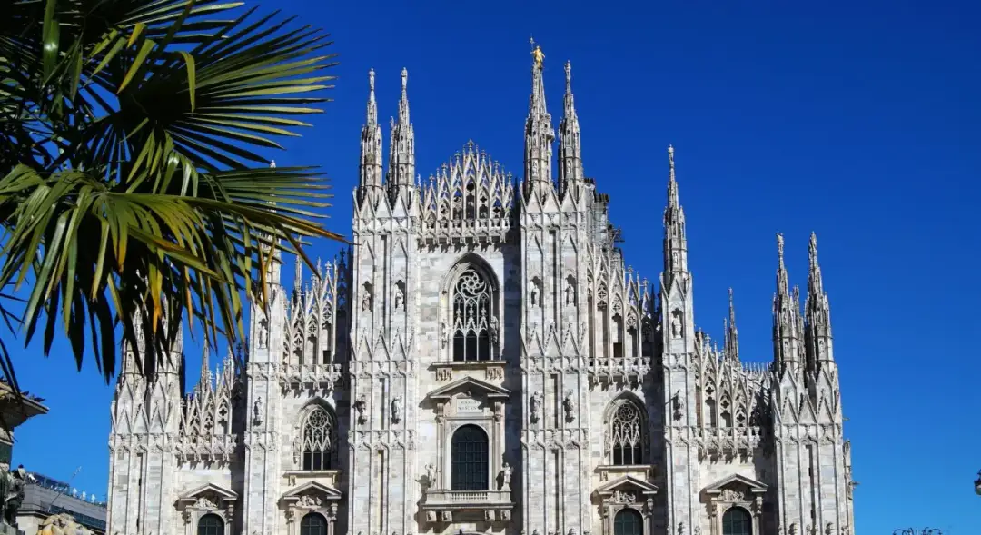 Ile schodów ma katedra w Mediolanie? Zaskakująca liczba kroków na dach