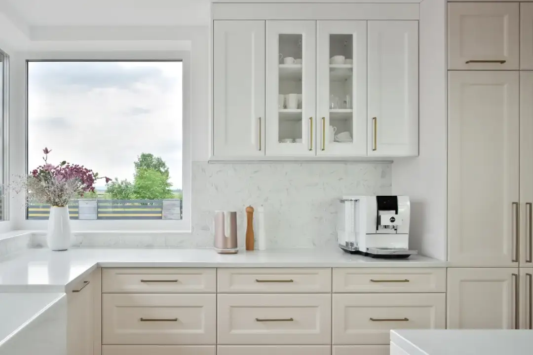 Co między szafkami w kuchni? Odkryj najlepsze materiały i pomysły