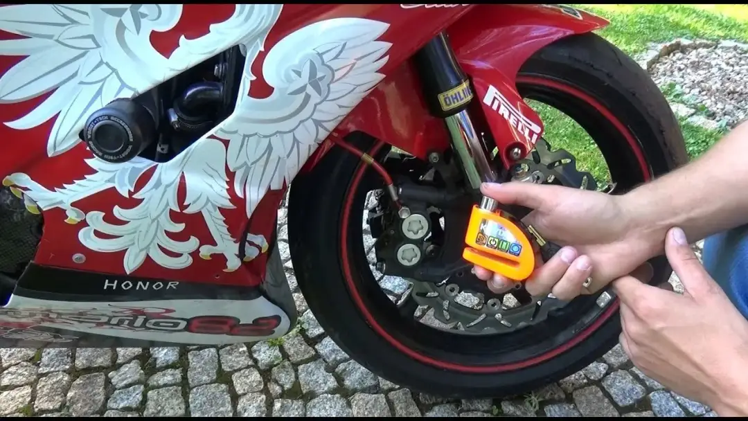 Najlepsze blokady motocyklowe z alarmem, które skutecznie chronią przed kradzieżą