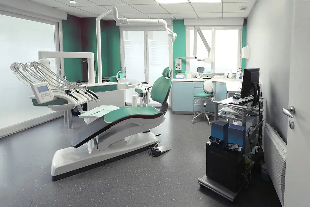 Droga do zawodu dentysty: Przewodnik od matury po własny gabinet