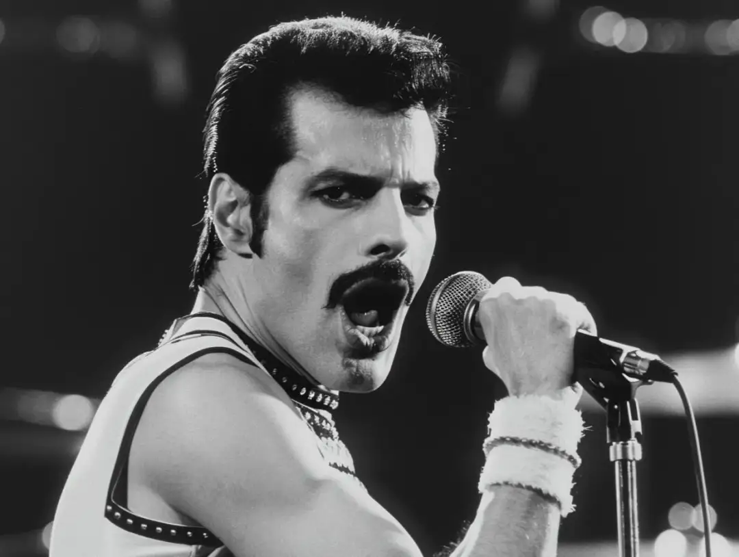 Wokalista Queen – Jakie są kluczowe informacje o jego wkładzie w zespół?