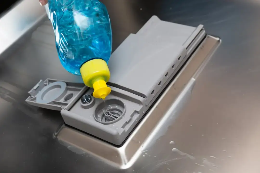 Żel do zmywarki: gdzie wlać, jak dozować? Uniknij błędów!