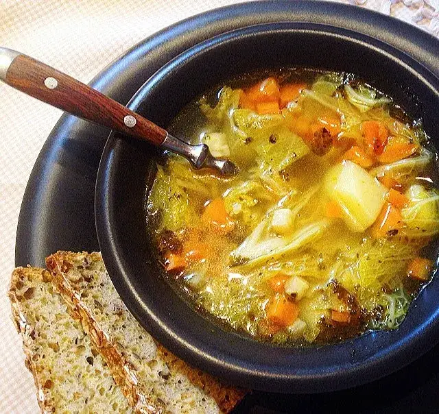 Jaką zupę na wędzonce przygotować? Przepisy na pyszne dania