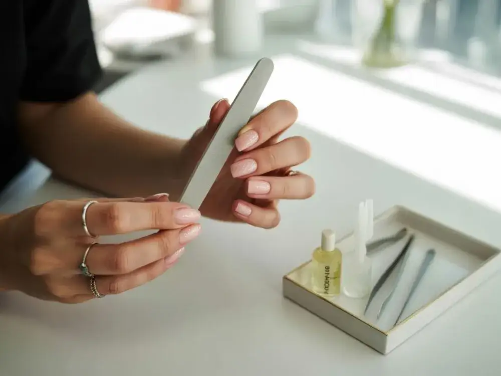 Jak skrócić paznokcie żelowe w domu bez ryzyka uszkodzenia