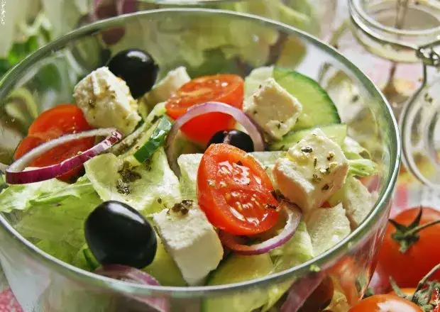 Szybka sałatka grecka na grilla – idealny dodatek do letnich przyjęć