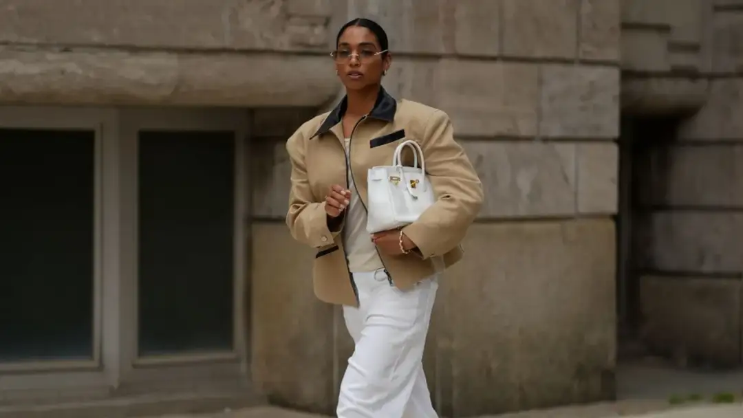 ¿Cómo combinar tu pantalón blanco urbano? Estilo todo el año