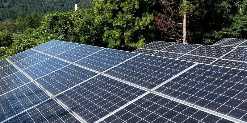 Czym jest stacja solarna - poznaj zalety własnej produkcji energii
