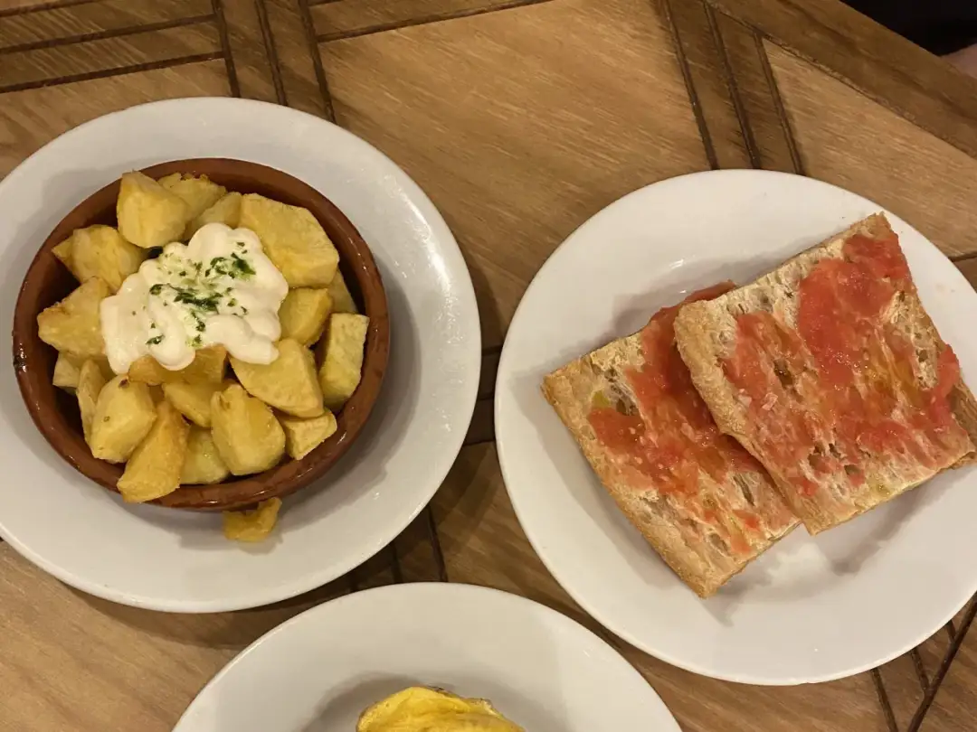 Patatas bravas i pan con tomate – idealne, by dowiedzieć się, co zjeść w Barcelonie.