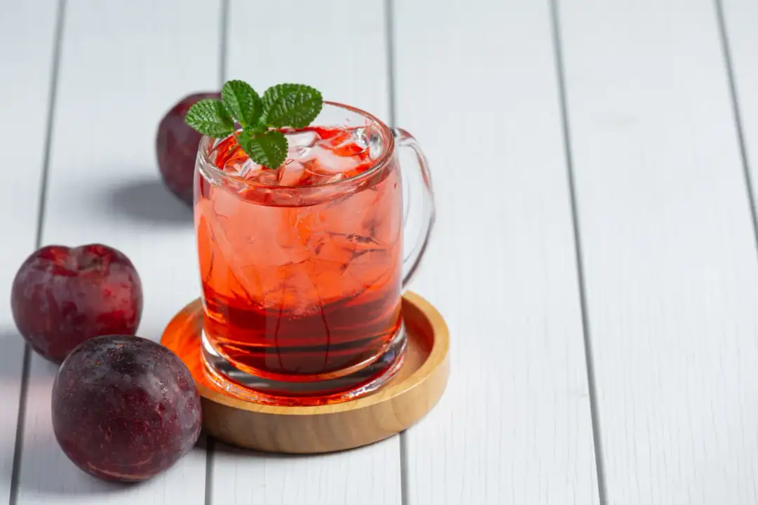 Zaskakujące drinki ze śliwowicą, które oczarują Twoich gości