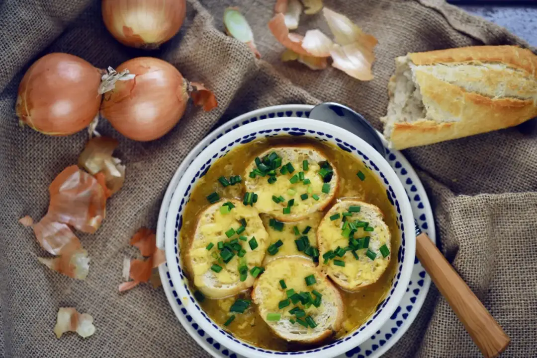Najlepszy przepis na zupę cebulową, który zaskoczy Twoje kubki smakowe