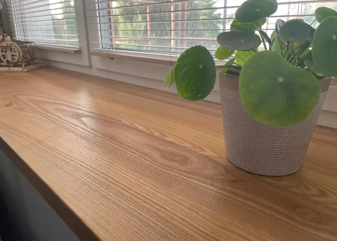 Parapet drewniany olejowany czy lakierowany – co wybrać, by nie żałować?