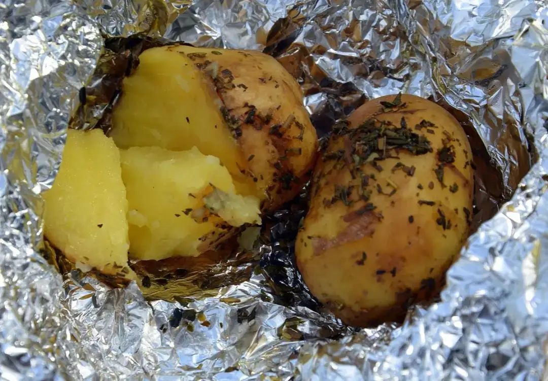 Jak poprawnie zawijać ziemniaki z ogniska w folii - która strona?