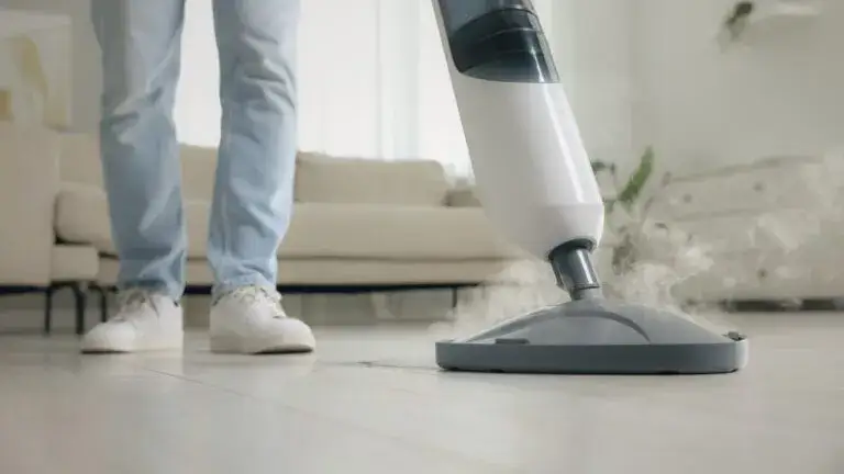 Czy mopem parowym można czyścić panele podłogowe bez ryzyka uszkodzeń?