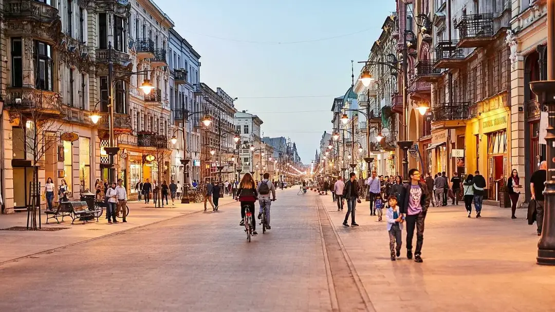 Najciekawsze atrakcje na Piotrkowskiej, które musisz zobaczyć w Łodzi