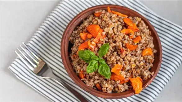 Pomysły na pyszne dania z ugotowanej kaszy gryczanej, które zaskoczą