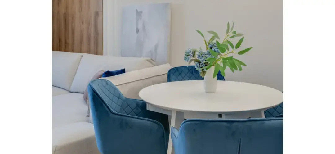 Ile miejsca zajmuje stół z krzesłami? Sprawdź, by uniknąć błędów