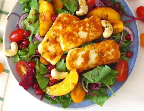Sałatka z halloumi i gruszką - zdrowa i sycąca opcja na lunch