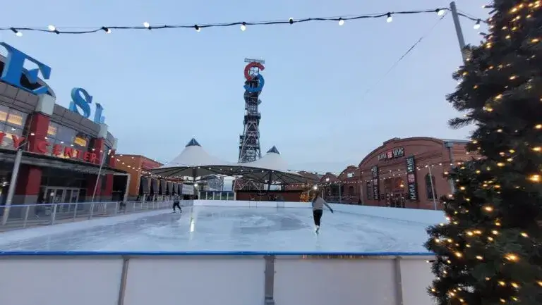 Ile kosztuje budowa lodowiska? Poznaj ceny i kluczowe czynniki