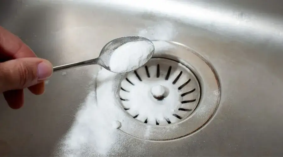 Jak skutecznie usunąć przykry zapach ze zlewu domowymi sposobami